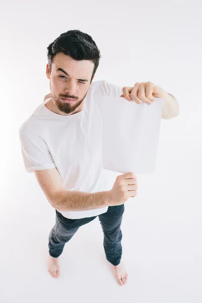 Uomo barbuto in possesso di un foglio bianco bianco bianco — Foto Stock