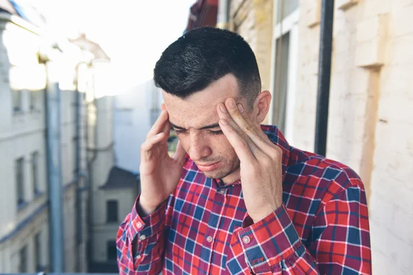 Homem frustrado com uma dor de cabeça — Fotografia de Stock