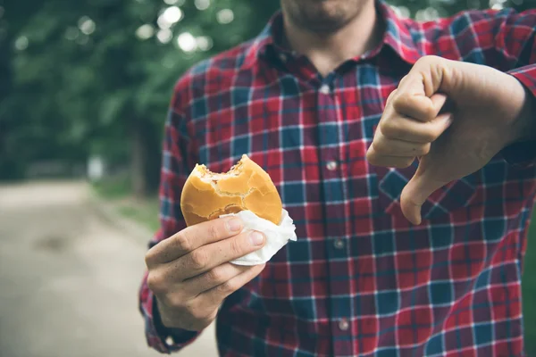 Hombre abriendo una hamburguesa — Foto de Stock