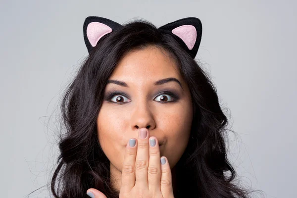 Schöne Make-up Frau zeigt Stille Zeichen die Finger in Lippennähe auf isolierten hellen Hintergrund — Stockfoto