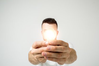 genç güzel sakallı adam fikir kavramı, bir fikir veya çözüm geliyor mutlu genç öğrenci. beyaz izole