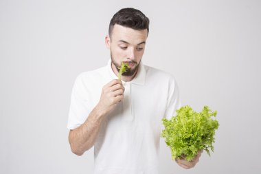 Salataları yakından tutan adam. konsept. Süperyiyecekler