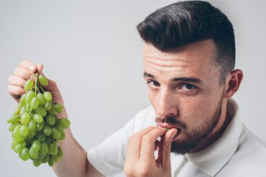 Üzüm tutan adam, yaklaş. konsept. beyaz üzerine izole