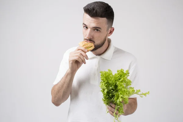 Egy férfi salátával és vegán pitével a kezében, közelről. koncepció. Szuperélelmiszerek — Stock Fotó