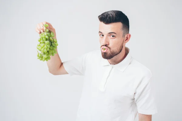 Mann mit Trauben in der Hand, aus nächster Nähe. Konzept. isoliert auf weiß — Stockfoto