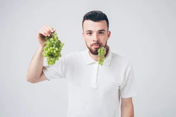 Mann mit Trauben in der Hand, aus nächster Nähe. Konzept. isoliert auf weiß — Stockfoto