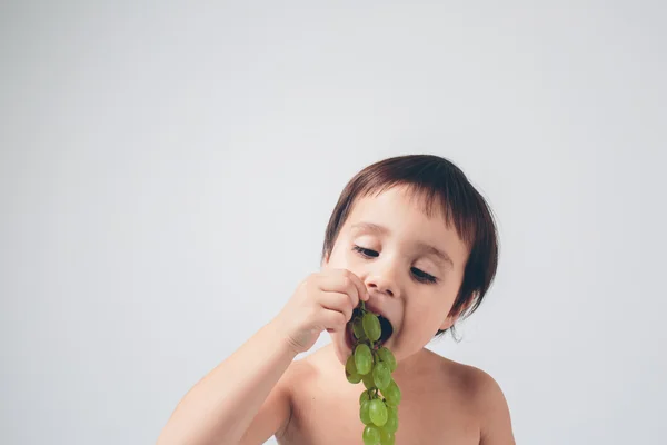 Kid grapeholding close up — Stock Photo, Image