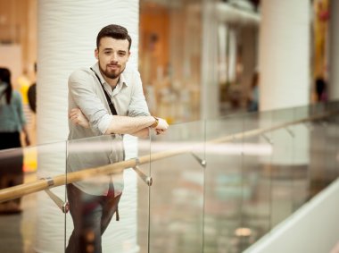 adam bir alışveriş merkezi