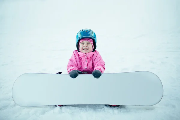 Sıcak kış giysileri giyen kız evlat. Kış spor insanların Snowboard. — Stok fotoğraf