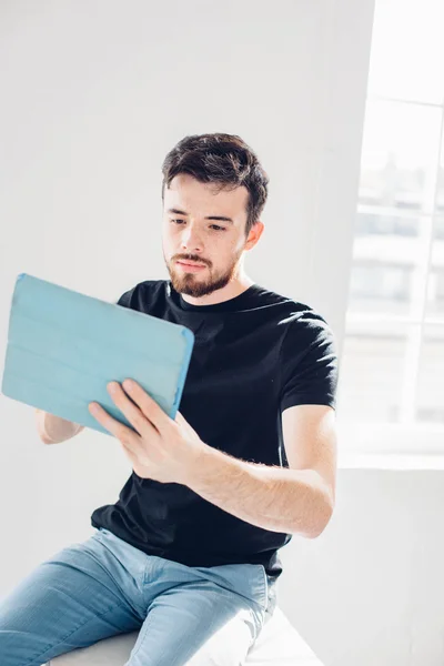 Man is played on the tablet. — Stock Photo, Image