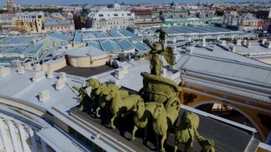 Genelkurmay 'ın kemerinin üstündeki Zafer Arabası St. Petersburg' un en dikkate değer anıtlarından biridir. Hava görüntüsü