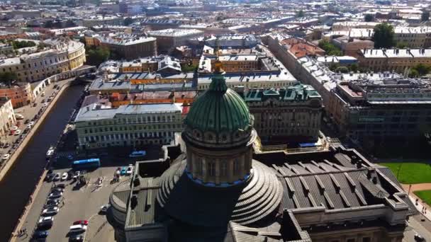 San Petersburgo es una hermosa catedral de Kazán, centro de la ciudad de antiguas calles históricas. Iglesia del Templo. Atracción turística Rusia. La gente camina por la plaza principal. Movimiento de Nevsky Prospect. Antena — Vídeos de Stock