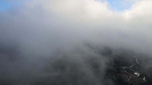 Durch die Wolken über den Gipfeln der Berge fliegen. Hohe Gipfel herrlicher Morgensonnenaufgang natürliche Landschaft — Stockvideo