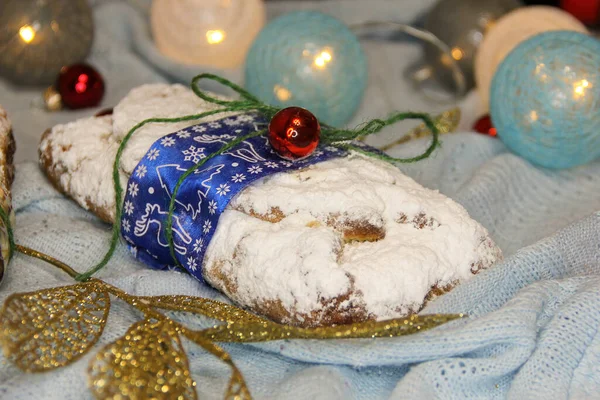 Navidad Stollen y galletas con vino caliente manzana y luces de Navidad. Pan de fruta dulce tradicional con azúcar glaseado. — Foto de Stock
