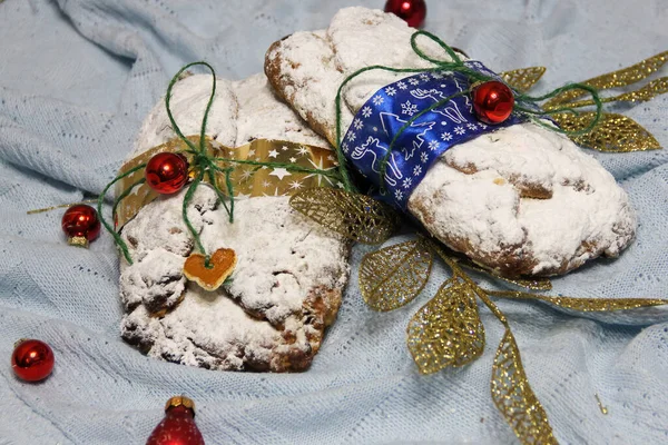 Navidad Stollen y galletas con vino caliente manzana y luces de Navidad. Pan de fruta dulce tradicional con azúcar glaseado. — Foto de Stock