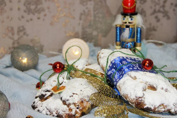 Navidad Stollen y galletas con vino caliente manzana y luces de Navidad. Pan de fruta dulce tradicional con azúcar glaseado. — Foto de Stock