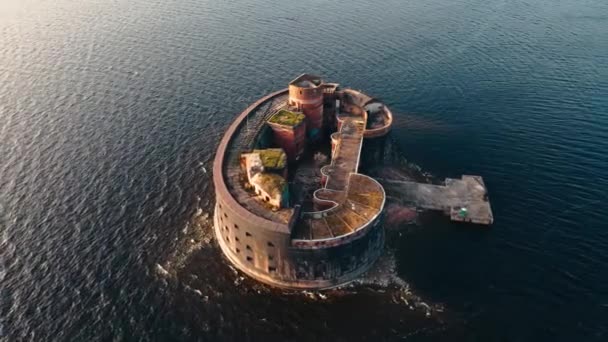 Luchtfoto van het bakstenen fort Alexander. Kronstadt. — Stockvideo