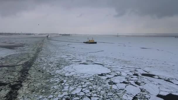 El dron se ha transformado lateralmente en un rompehielos épico, un rompehielos flotante cinematográfico rompiendo el hielo de nieve en el mar congelado sin fin. Baraja contrastante roja y azul. Horizonte espacio abierto. Viajes — Vídeo de stock