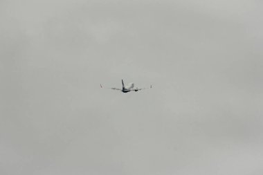 Uçak mavi gökyüzüne doğru havalanıyor.