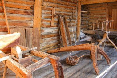 Basit bir ahşap çiftlik evi, ilkel yapı sadece 1800 'lerdeki kırsal yaşamın bazı yönlerini ortaya çıkarabilir. Binalar hala işlerin nasıl yürüdüğünü hatırlatan güçlü bir sadelik.