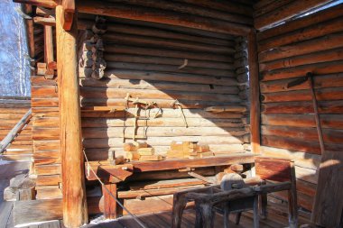 Basit bir ahşap çiftlik evi, ilkel yapı sadece 1800 'lerdeki kırsal yaşamın bazı yönlerini ortaya çıkarabilir. Binalar hala işlerin nasıl yürüdüğünü hatırlatan güçlü bir sadelik.