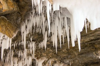 Uçurumun kenarında, eriyen buzlar yüzünden düşen su damlacıklarıyla kar zirvesi oluştu.