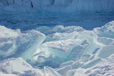 Buz homurdanmaları zaman aşımına uğradı. Baykal Gölü. Sibirya.