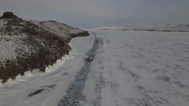 Khivus, buz tutmuş Baykal Gölü 'nde hovercraft turu yapıyor. Rusya' ya bir gezi. Yüksek kalite 4k görüntü
