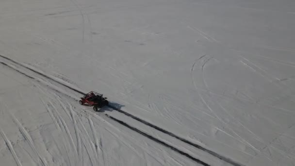 Buggy rider på isen i den frusna sjön Baikal. Flavoring Buggy blixtlås i hög hastighet på en isig väg — Stockvideo