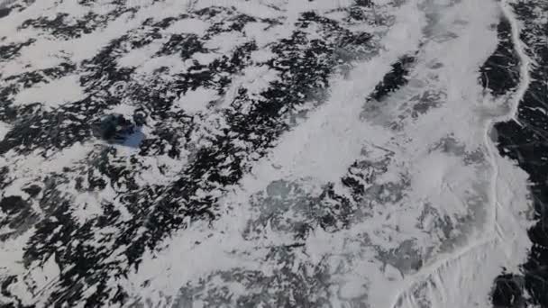 Coche Baikal Drone disparo con Khoboi baikal lago hermosa vista superior del coche — Vídeo de stock