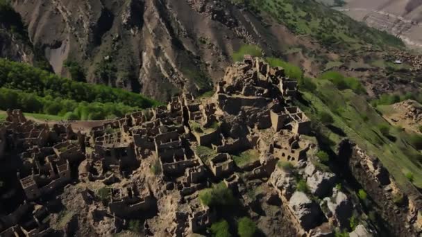 Trümmer eines alten verlassenen Dorfes auf dem Gipfel des kaukasischen Gebirges Dagestan. Erstaunliches Dorf der alten Zivilisationen Russlands. Die mystische Burg Gamsutl. — Stockvideo