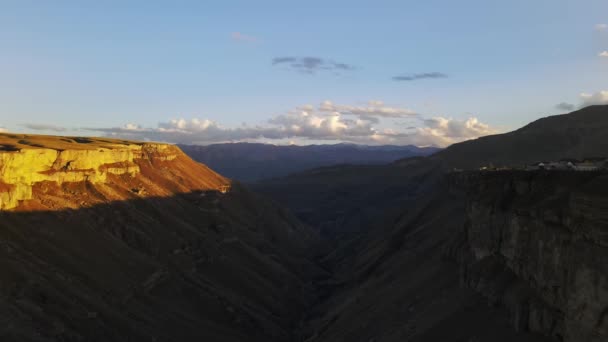 Lentille fusée éclairante dans les montagnes au coucher du soleil orange en été matin vue aérienne drone. Rayons solaires. Pistes de pinèdes vertes de la chaîne de montagnes. Disque lumineux du soleil dans le ciel bleu se couche lentement sommets des montagnes. Nature — Video