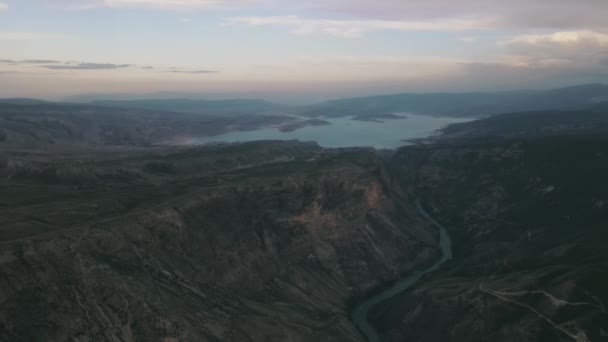 Río Sulak en el cañón Sulak en las montañas Dagestan.El cañón más profundo de Europa en el valle del río Turquesa Sulak. — Vídeos de Stock