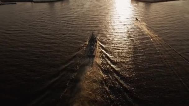 海军护卫舰无人驾驶飞机在深蓝色海低速飞行的录像 — 图库视频影像