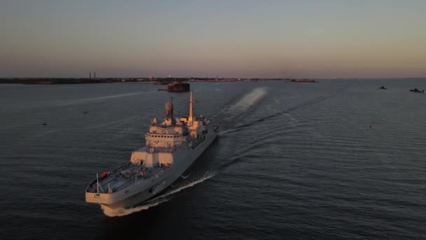 Video Van Een Marine Fregat Die Met Lage Snelheid Diepblauwe — Stockvideo