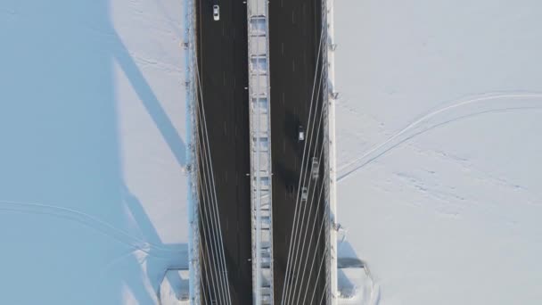 Luftaufnahme des westlichen Hochgeschwindigkeitsdurchmessers im Winter, gefrorener Fluss Newa im Winter. — Stockvideo