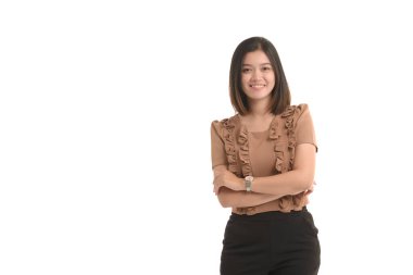 Asyalı iş kadınının portresi kollarını kavuşturmuş, beyaz arka planda izole bir şekilde duruyor..