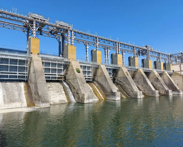 モルドバのドゥバサリ Dubasari のニスル川の水力発電所 水力発電所 水ダム 再生可能エネルギー源 産業概念 新しいタイプの電気 環境に優しい — ストック写真