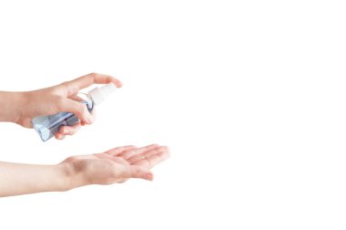 Antibakteriyel el dezenfektanı kullanan biri. Beyaza izole edilmiş alkol bazlı sprey. Virüse karşı önleyici önlemler. Kişisel temizlik ve sağlık konsepti. Model stili. Metin sağ tarafı için boşluk kopyala.