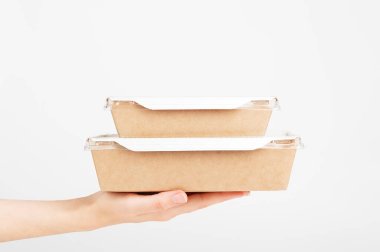 Hızlı nakliye. Karton kutu tutan bir kadın. Yemek dağıtım servisi. Model stili ve kopyalama alanı. Paket ve taşıma konsepti. Beyazda izole edilmiş.