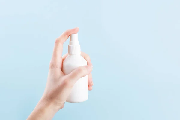 Frasco Blanco Para Productos Antisépticos Con Dispensador Mano Femenina Empujando — Foto de Stock