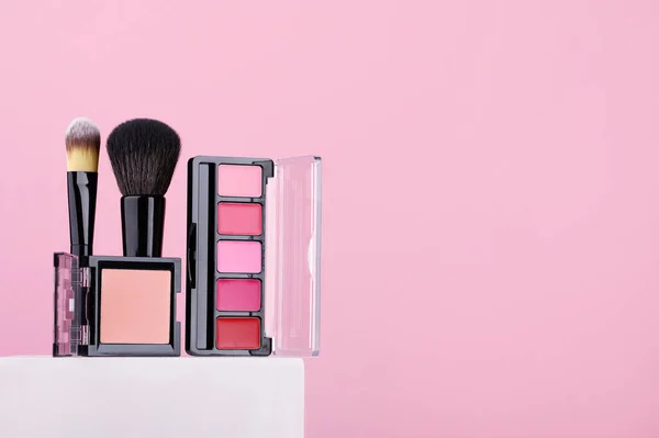 Zestaw Kosmetyków Szminki Proszek Szczotki Makijażu Różowym Tle Produkty Kosmetyczne — Zdjęcie stockowe