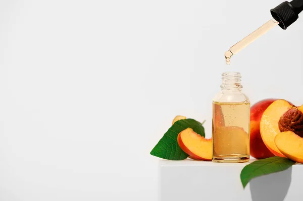 Nektarin Minyak Esensial Pada Latar Belakang Putih Aromatherapy Buah Minyak — Stok Foto