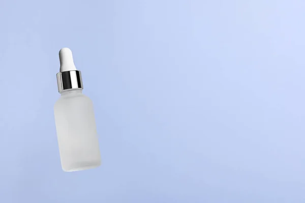 White Translucent Bottle Dropper Beauty Serum Blue Background Glass Packaging — Foto de Stock