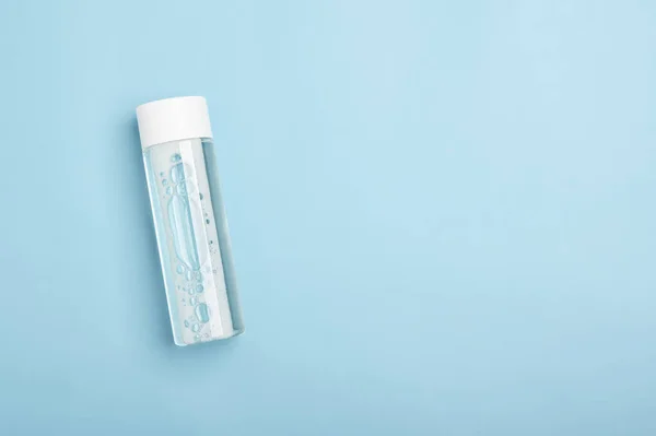 Вода Погреба Лосьон Белой Пластиковой Упаковке Синем Фоне Очищающий Косметический — стоковое фото