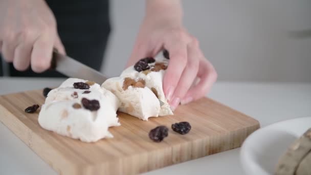 Señora Cocinero Cortes Delicioso Dulce Pakhlava Rodajas Con Cuchillo Marrón — Vídeos de Stock