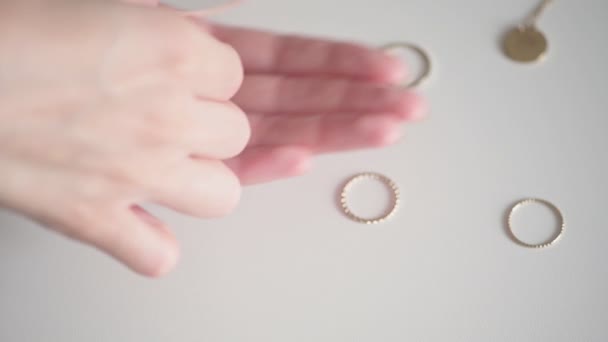 Joven Mujer Manos Tomar Collar Oro Con Piedra Preciosa Blanca — Vídeos de Stock