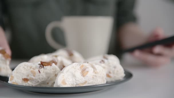 Junge Frau Trinkt Tee Und Isst Halva Tippen Auf Schwarzem — Stockvideo