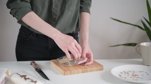 Señora Camisa Oscura Toma Deliciosa Halva Marrón Recipiente Transparente Corta — Vídeo de stock