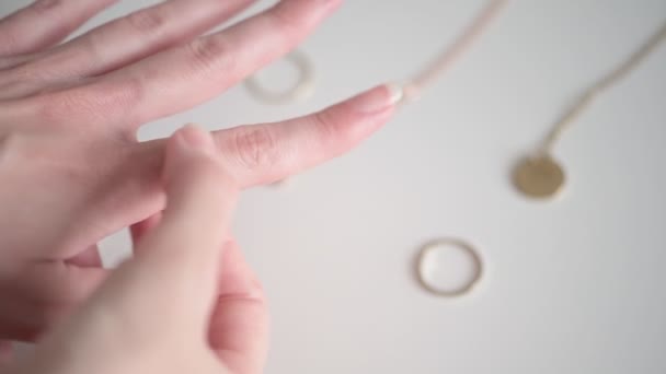 Elegante Mujer Joven Elige Anillos Oro Prueba Los Dedos Contra — Vídeos de Stock